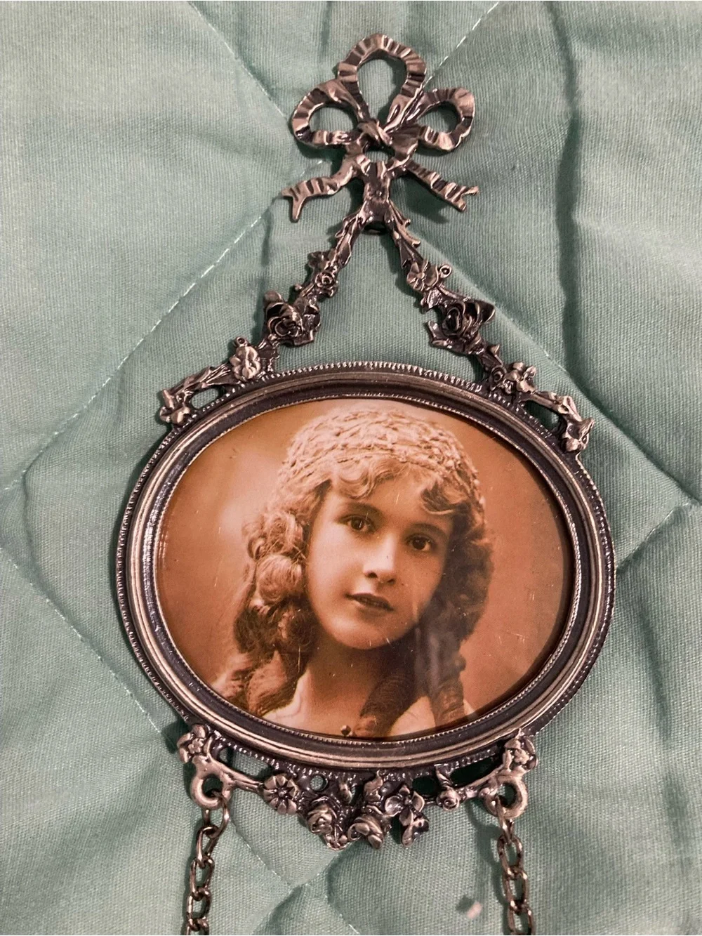 Victorian triple hanging oval photo frame